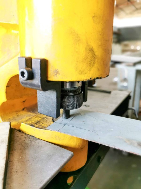 Comment faire une rectification de table de presse ?