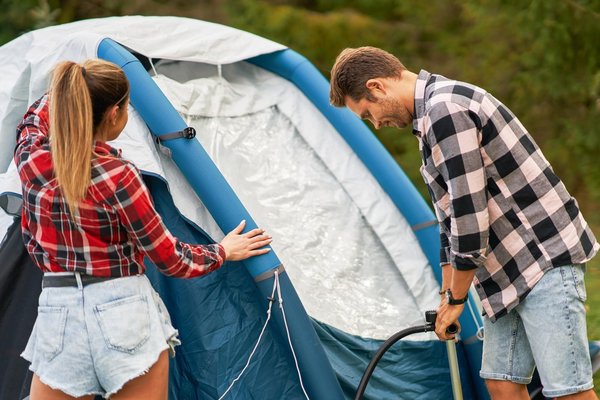 Les tentes gonflables autoventilées: idéales pour les foires en plein air